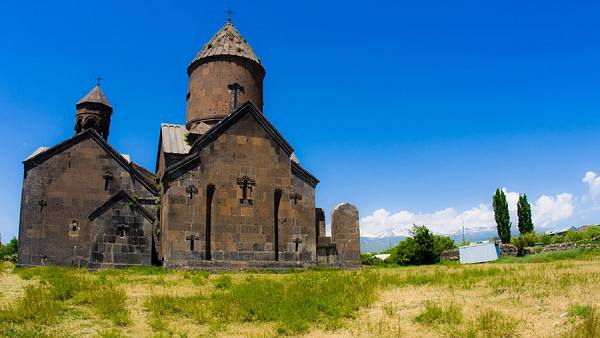 One-day tours to the Saghmosavank Monastery